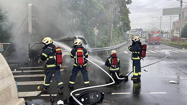 彰化縣員林市員集路、萬年路交叉路口18日發生民間救護車與機車碰撞事故，機車騎士送醫不治，救護車正副駕駛受傷、自行脫困；救護車在撞擊後起火爆炸，消防獲報到場灌救。（民眾提供）中央社記者鄭維真傳真114年1月18日