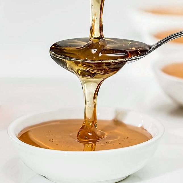 ▲品質好的蜂蜜，透光性強、顏色均勻，雜質泡沫也比較少。（圖/奧丁丁市集）