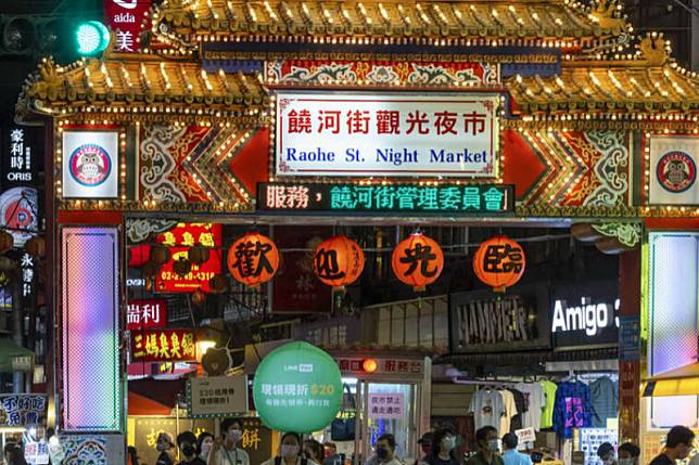 台灣夜市美食聞名全球，吸引各地遊客前來品嚐。（圖／翻攝自台北市觀傳局）