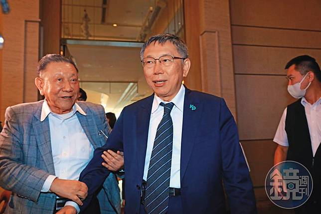 台北地檢署偵辦京華城土地違法容積獎勵案26日偵結，11名被告遭起訴。圖為柯文哲（中）、沈慶京（左）