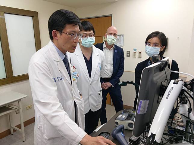 高醫醫務秘書蔡明儒（左）示範醫囑系統及電子病歷記錄系統。（記者王正平攝）