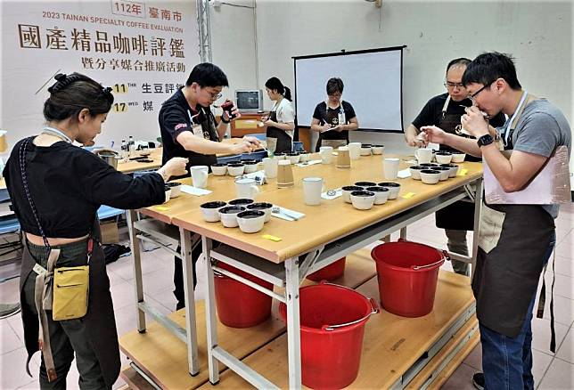 台灣咖啡研究室專家針對參賽生豆一一評分。（農業局提供）
