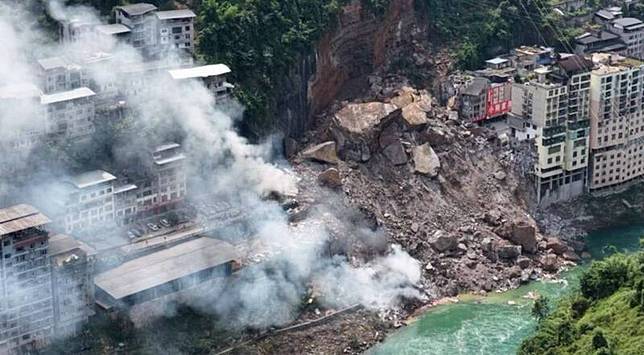 中國重慶市彭水苗族土家族自治縣烏江沿岸17日上午山崩，土石掩埋數棟民房並墜入烏江。(圖擷取自微博)