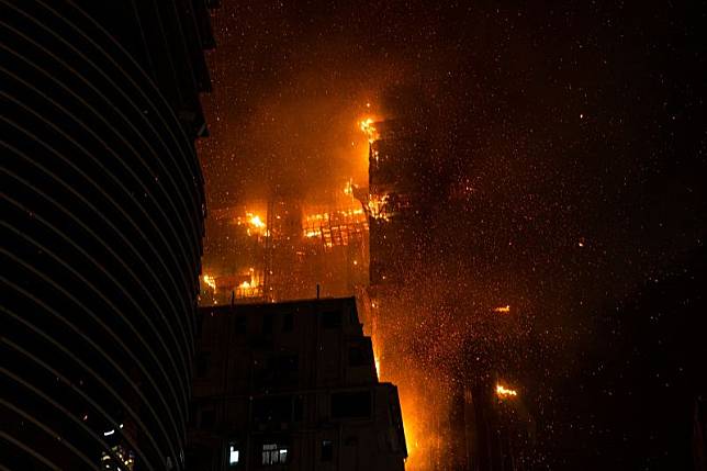 ▲香港尖沙咀1棟正在翻新重建的大樓，2日深夜11點左右傳出火警，延燒多時。（圖／美聯社／達志影像）