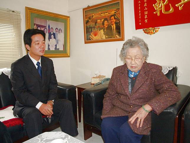 副總統賴清德時任台南市長時，曾到官田老家探視扁媽陳李慎。 （本報資料照片）