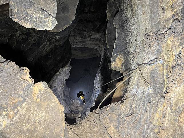 This photo taken on Oct. 16, 2024 shows a scientist working in the Shuanghe cave network in Suiyang, southwest China's Guizhou Province. (Photo by Zhao Fei/Xinhua)