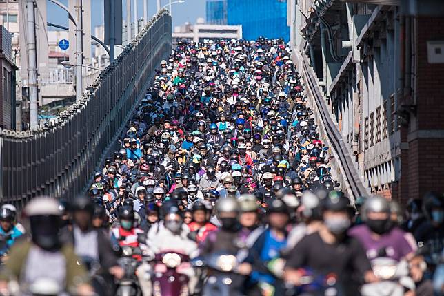 ▲現代人騎機車通勤，加上過度用眼，小心「都市糊矇族」上身。（圖／shutterstock）