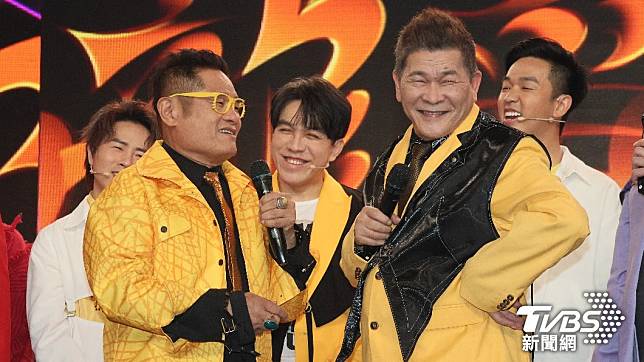 澎恰恰（右）和許效舜一同錄製《2024超級華人風雲大賞3龍爭霸》。（圖／黃盈容攝）