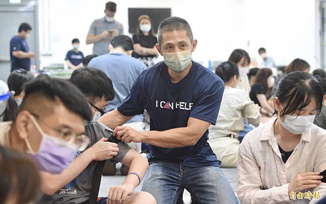 《壯闊台灣聯盟》11日於台北舉辦「iCanHelp — 全民緊急應變《基礎課程》」活動，民進黨台北市黨部前主委吳怡農親自下場，指導學員自救止血器材的使用技巧。(記者羅沛德攝)