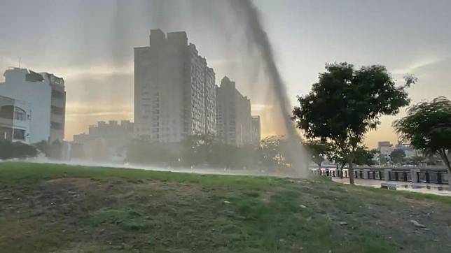 台南市安平區發生再生水管線爆裂意外，現場噴出的水柱大約七樓高。