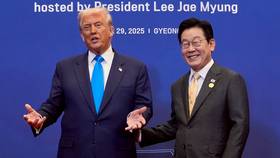 2025年10月29日，美國總統川普在慶州出席晚宴時，與南韓總統李在明合影。美聯社