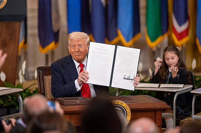 U.S. President Donald Trump holds up a signed executive order at the White House in Washington, D.C., the United States, on March 20, 2025. (Xinhua/Hu Yousong)