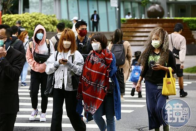 氣象粉專提醒下週要變冷了，「大家可以把帥帥水水的冬衣拿出來囉！」（本刊資料照）