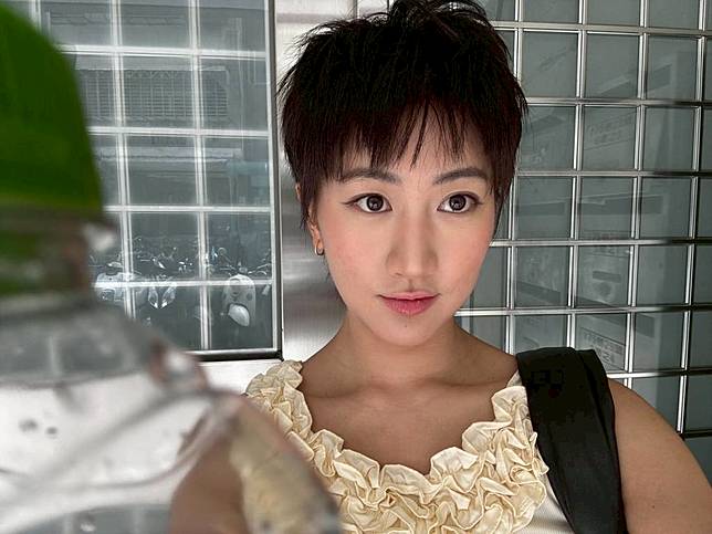 侯昌明22歲正妹女兒一回台灣，馬上剪極短髮。（圖／翻攝自侯昌明 臉書）