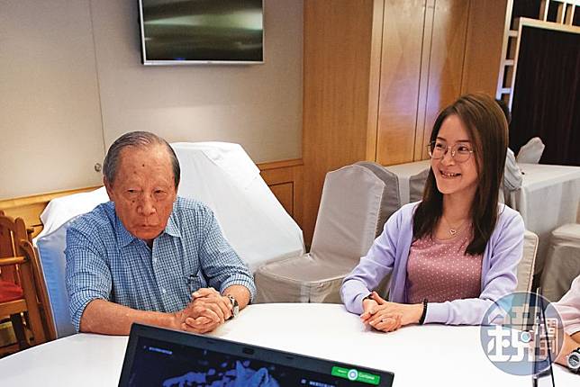2019年8月，洪騰勝（左）接受本刊專訪，擔任業務部經理的楊于萱（右）陪同出席。