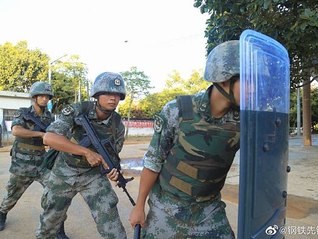 解放軍日前在廣東湛江演練，模擬處理突發暴力恐怖情況。（網上圖片）