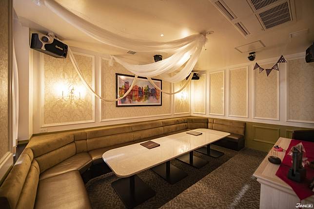 
<p>在RAINBOW KARAOKE的各式包廂中，除了有前文圖片中的樂團包廂之外，普通小型的包廂也是超有特色，你也可以帶著想看的DVD，和朋友一起開包廂觀賞！營業時間到隔日凌晨，所以想要唱通宵也是沒問題啦！</p><p>
</p><p>
<b>RAINBOW KARAOKE</b></p><p>
地址：東京都渋谷区神南１丁目２１−３ 8F</p><p>
營業時間：11:00～5:00</p><p>
<a href=