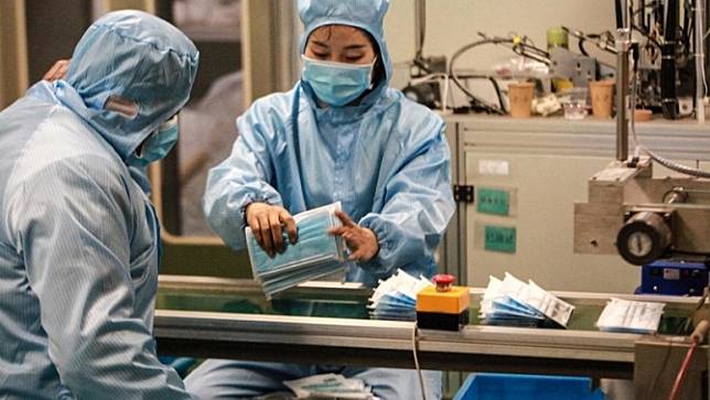 ผู้ผลิตเครื่องไอโฟนในไต้หวันจะผลิตหน้ากากอนามัย1ล้านชิ้นต่อวัน แจกจ่ายพนักงานของโรงงาน
