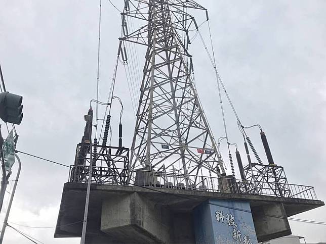 萬隆變電所事故引發中和特高壓鐵塔也出現火勢。(消防局提供)