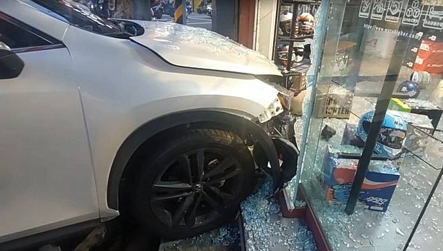 林女毒駕撞入店面，車內竟有3歲女兒，讓人捏一把冷汗。讀者提供