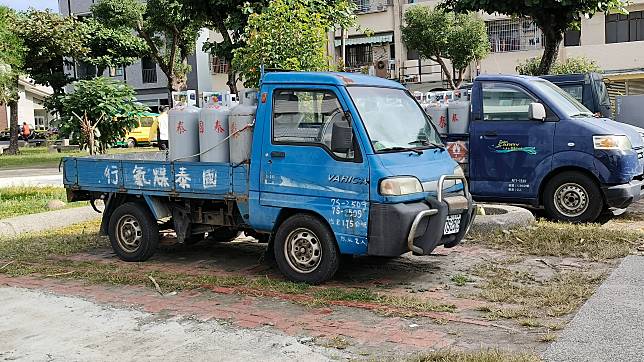 台東市部分煤氣行將瓦斯桶放小貨車上，停社區空地、路旁，地方質疑將小貨車當成貯存集散場。記者卜敏正／攝影