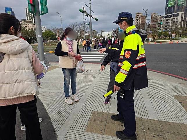 熱心民眾看見前方婦女掉落一只紅色錢包。圖：警方提供