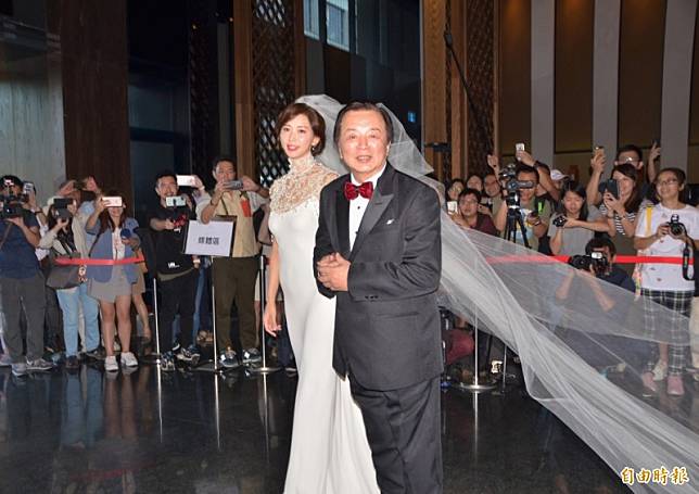 林志玲(左)身穿白色鏤空珍珠墜飾禮服，香肩若隱若現，與爸爸林繁男(右)一同現身。(記者吳俊鋒攝)