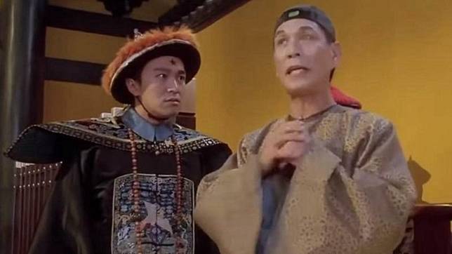 演活陰狠太監入圍金馬！劉洵（右）昨與世長辭享壽87歲。其曾在《九品芝麻官》中飾演李公公與周星馳（左）公堂對罵。（翻攝自YT）