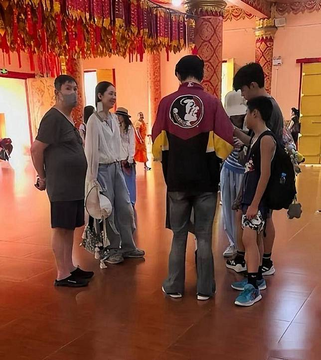 郭爸爸（左起）、郭碧婷和親友到西雙版納旅遊，向佐一路陪伴岳家人。（翻攝微博）