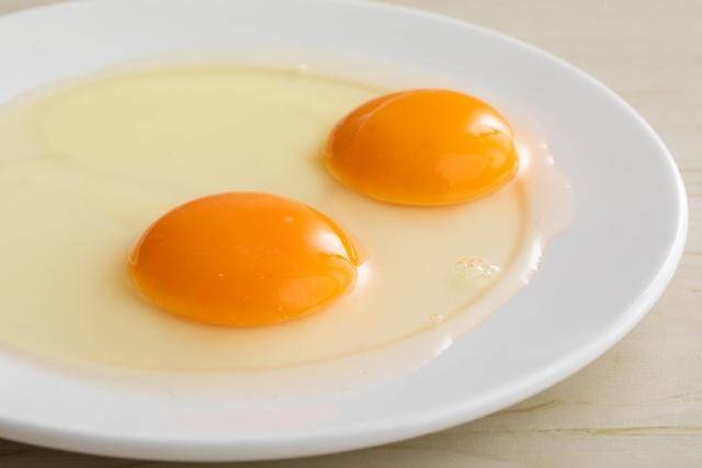 近期網路流傳土雞蛋的殼與蛋黃呈現紅色，被質疑飼料有加蘇丹紅。（示意圖／photoAC）