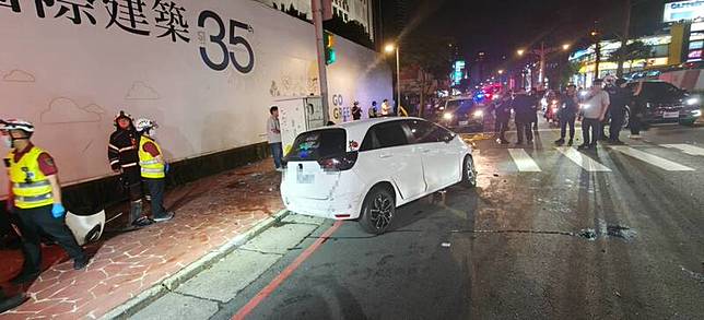 桃園區經國路與天祥三街口發生嚴重車禍。(桃園市消防局提供)
