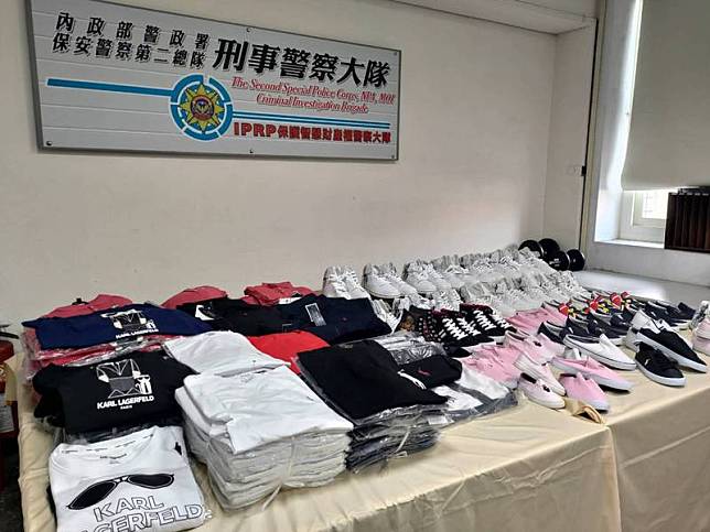 台中市陳姓女子自中國低價採購仿冒精品鞋子、衣服， 利用臉書直播平台販售，一年內銷售超過數千件商品、 獲利逾新台幣千萬元，警方循線偵辦後查扣證物。 （警方提供） 中央社記者蘇木春傳真 110年7月29日  
