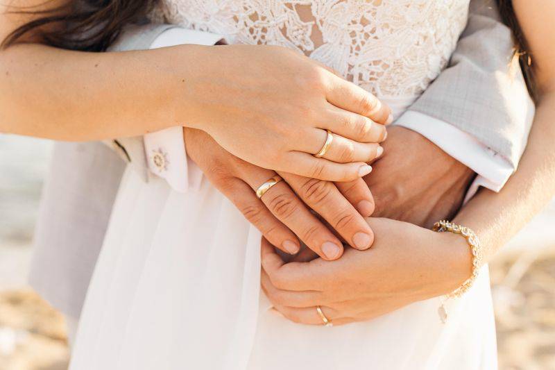 超鐵麻吉公然搶人妻　唱KTV當好兄弟面與他老婆親熱還一起進廁所 | 鏡週刊 | LINE TODAY
