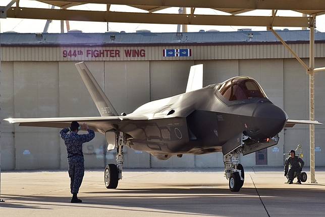 F-35戰鬥機穩居全球最貴武器寶座。圖為日本空自在三澤基地部署的F-35A戰機。（取自DVIDS）