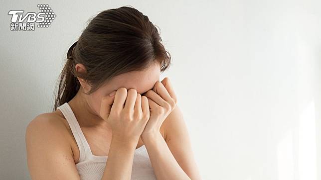 女子眼部發癢，找醫生求診。（示意圖，非當事人／shutterstock達志影像）