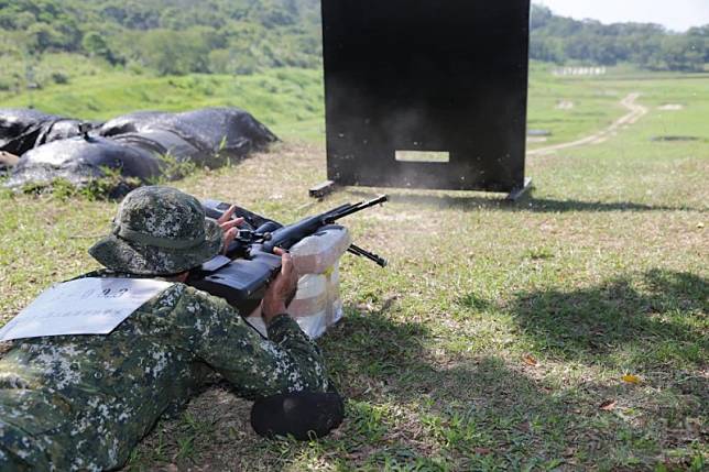 憲兵指揮部近日在陸軍南測中心舉行「第203指揮部狙擊隊成效鑑測」，圖為反轉槍面射擊。（取自軍聞社）