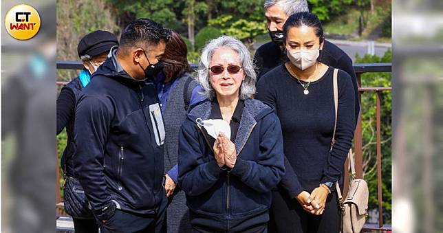 丁強陽明山上植葬　李璇悲痛別夫「練習一個人生活」