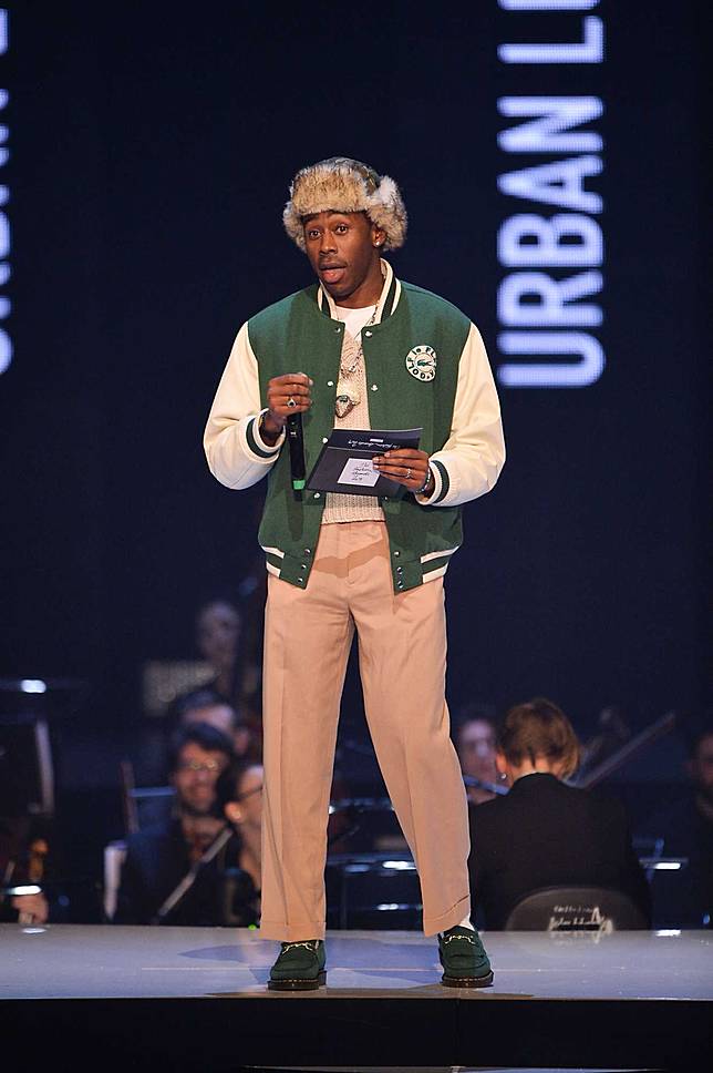 保有自我穿搭特色的 Tyler,the Creator 用簡單的綠色、卡其色搭配，闡述出自己概念的 Preppy Style。圖片來源：<a href=