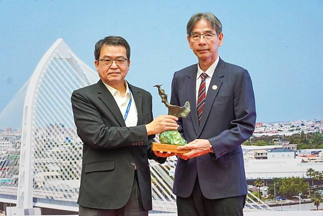 朝陽科大獲頒低碳永續城市傑出貢獻獎，由秘書長廖經芳（右）代表接受台中市政府表揚。（朝陽科大提供）