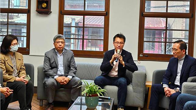 中華民國中藥商業同業公會名譽理事長馬逸才（左2）與台灣中醫臨床醫學會理事長陳麒方（右2）。胡順惠攝