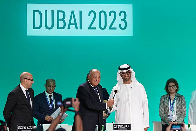 COP28主席賈比爾（Sultan Al Jaber）在開幕當天從COP27主席蘇克里手中正式接下主席的職位。 圖片來源：UNclimatechange（CC BY-NC-SA 2.0）