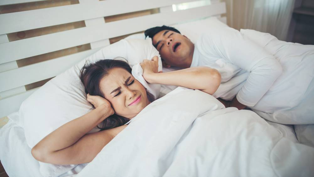 睡覺打呼怎麼辦?睡眠專家解析3大打呼原因與日常改善法 | 潮健康 | LINE TODAY