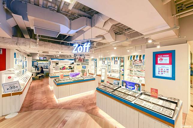 
<p>Zoff這間連鎖眼鏡專賣店，在日本說是無人不知無人不曉，這絕對沒誇張。</p><p>
</p><p>
西宿新武PePe裡的Zoff，店內約有近1000眼鏡可供挑選，現場也可直接驗光，時間許可的話當天就可以拿到眼鏡喔！</p><p>
</p><p>
<b>👓 Zoff</b></p><p>
樓層：4樓</p><p>
<a href=
