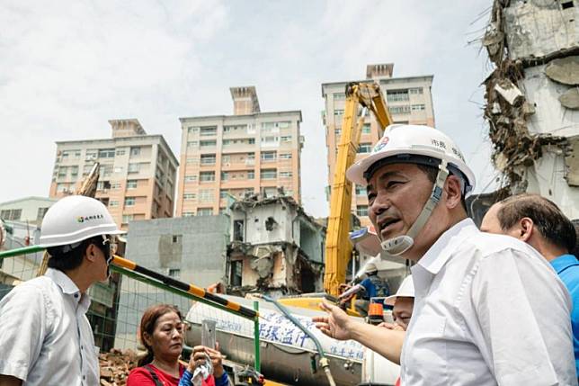 市長侯友宜視察五股西雲路海砂屋拆除狀況。(圖/新北市城鄉局提供)