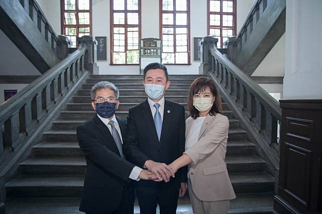 新竹市長林智堅一日宣布，將在七月八日辭去市長職務，並宣布未來代理市長由市府秘書長陳章賢(左)接任。(記者曾芳蘭攝)