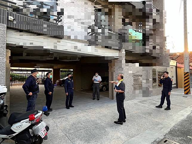 高雄市梓官區一間民宅驚傳情侶雙屍命案，警方封鎖現場採證。（圖：岡山分局提供）