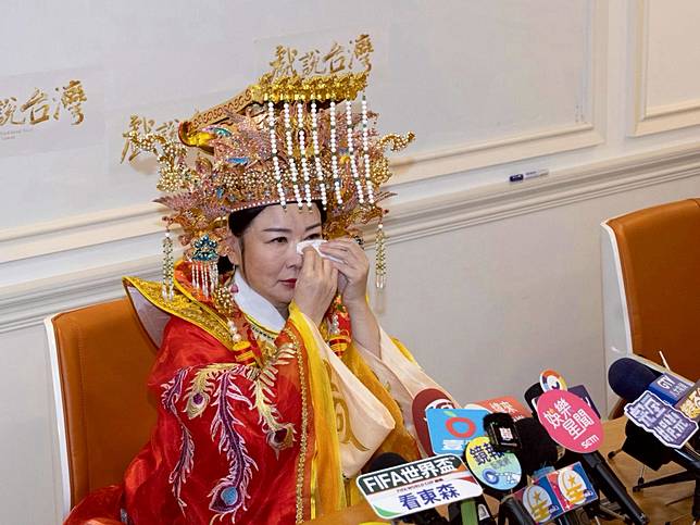 談起與媽祖的緣分，張秀卿忍不住落淚。（圖／三立提供）