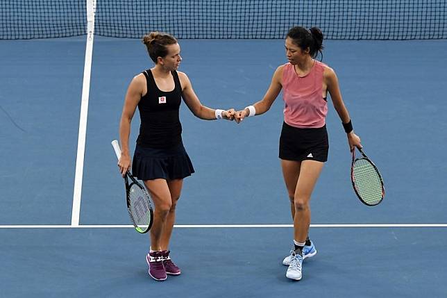 澳洲網球大滿貫賽，台灣好手謝淑薇與捷克搭檔搭檔史翠可娃(Barbora Strycova)名列本屆大會頭號種子女雙首戰，以直落二的好表現勝出，順利闖過澳網首輪競賽。（取自WTA）