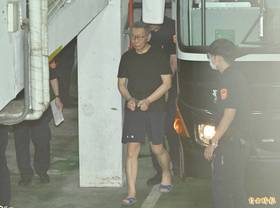 羈押中的前台北市長柯文哲19日到台北地方法院，步下囚車準備開庭。(記者田裕華攝)
