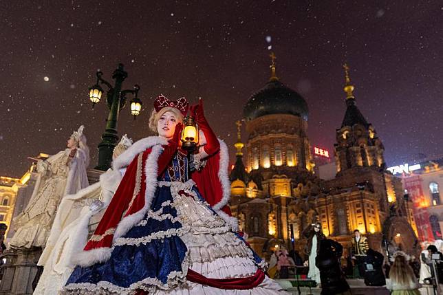 Tourists pose for photos at an architecture art square in Harbin, northeast China's Heilongjiang Province, Jan. 13, 2025. (Xinhua/Zhang Tao)